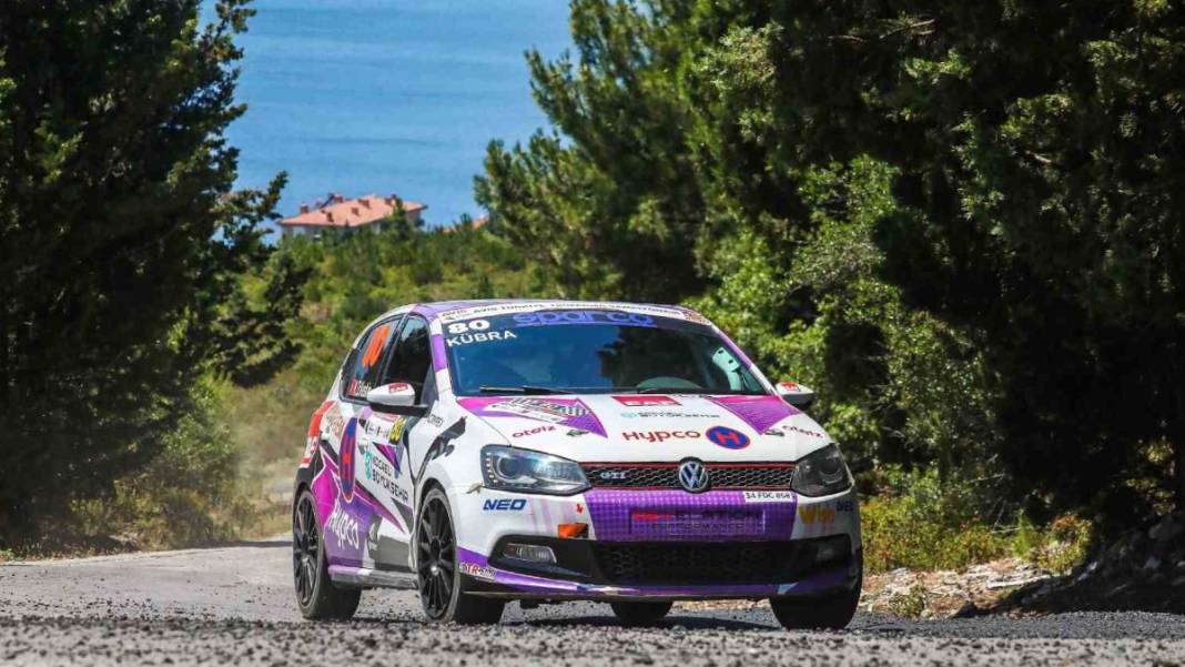 Bir eli direksiyonda, diğer eli gaz ve frende: Kübra rüzgarla yarışıyor! 17